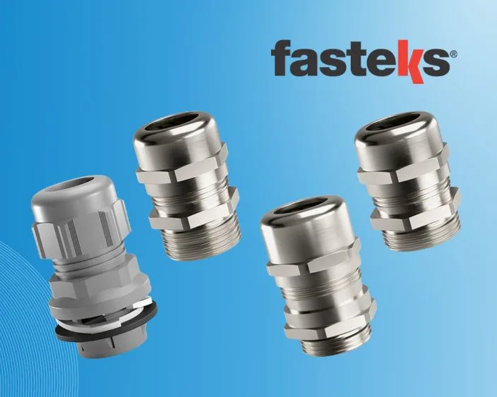 Vier silberne und graue Kabelverschraubungen in unterschiedlichen Ausführungen vor blauem Hintergrund. Oben rechts ist das schwarze und rote FASTEKS® Logo zu sehen.