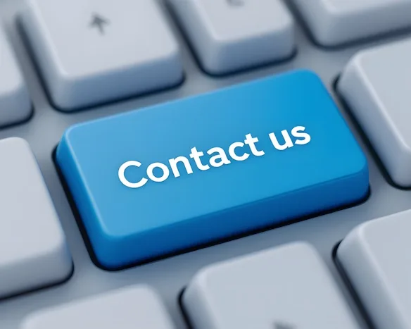 Blaue „Contact us“-Taste auf einer Computertastatur, Symbol für Kontaktaufnahme.