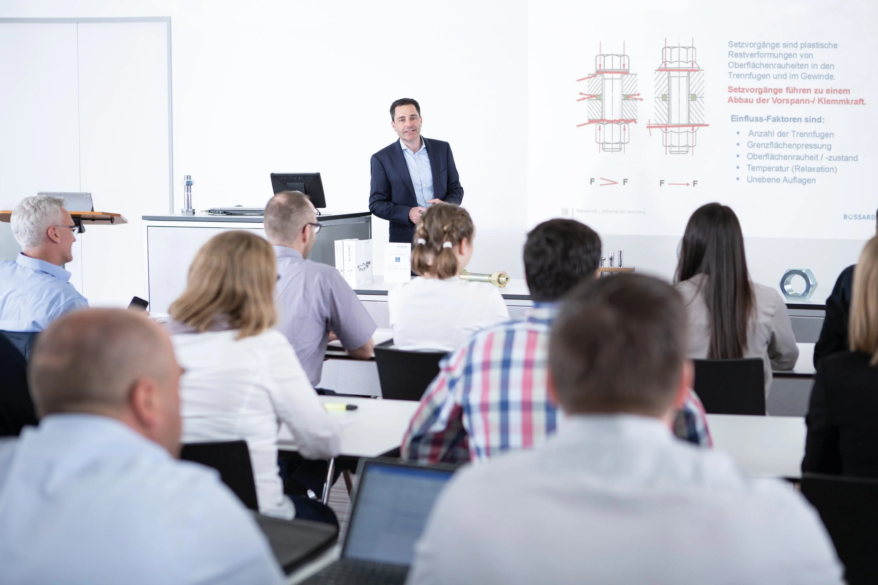 People in a classroom attending a seminar on fastening technology. Key visual for Expert Education only.
