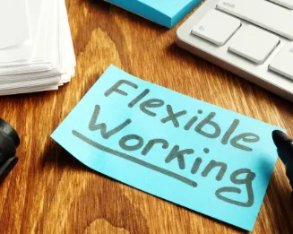 Haftnotiz auf dem Tisch mit Text „flexible working"