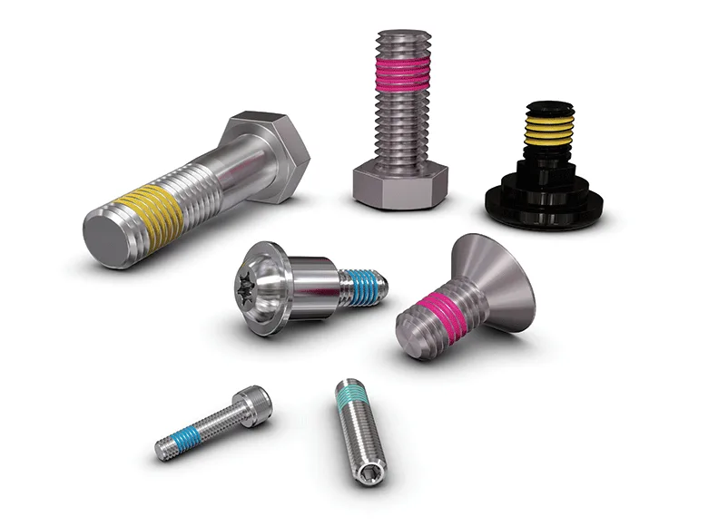 
Sieben verschiedene Befestigungselemente mit Gewinde, die mit Precote-Beschichtung auf weißem Hintergrund versehen sind.
