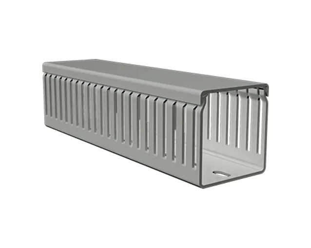 Opslidset kabelkanale ledningskanal grå med hvid baggrund