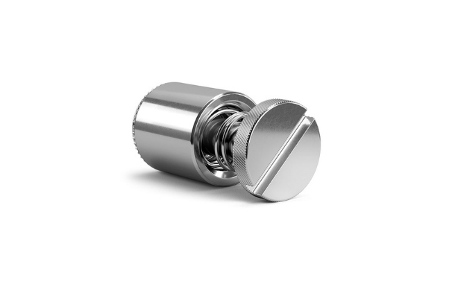Zbliżenie na metalową śrubę panelową PEM do osadzania.