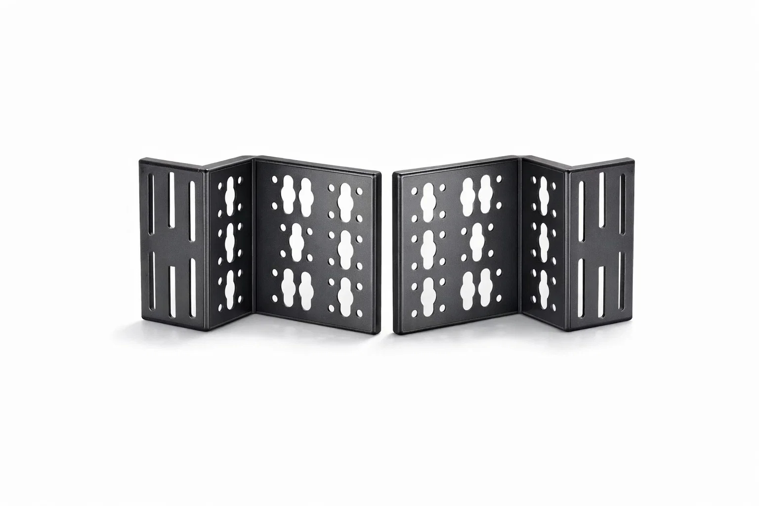 Dos paneles plegables negros de metal estilo acordeón con patrones decorativos recortados que incluyen ranuras y formas geométricas sobre fondo blanco.