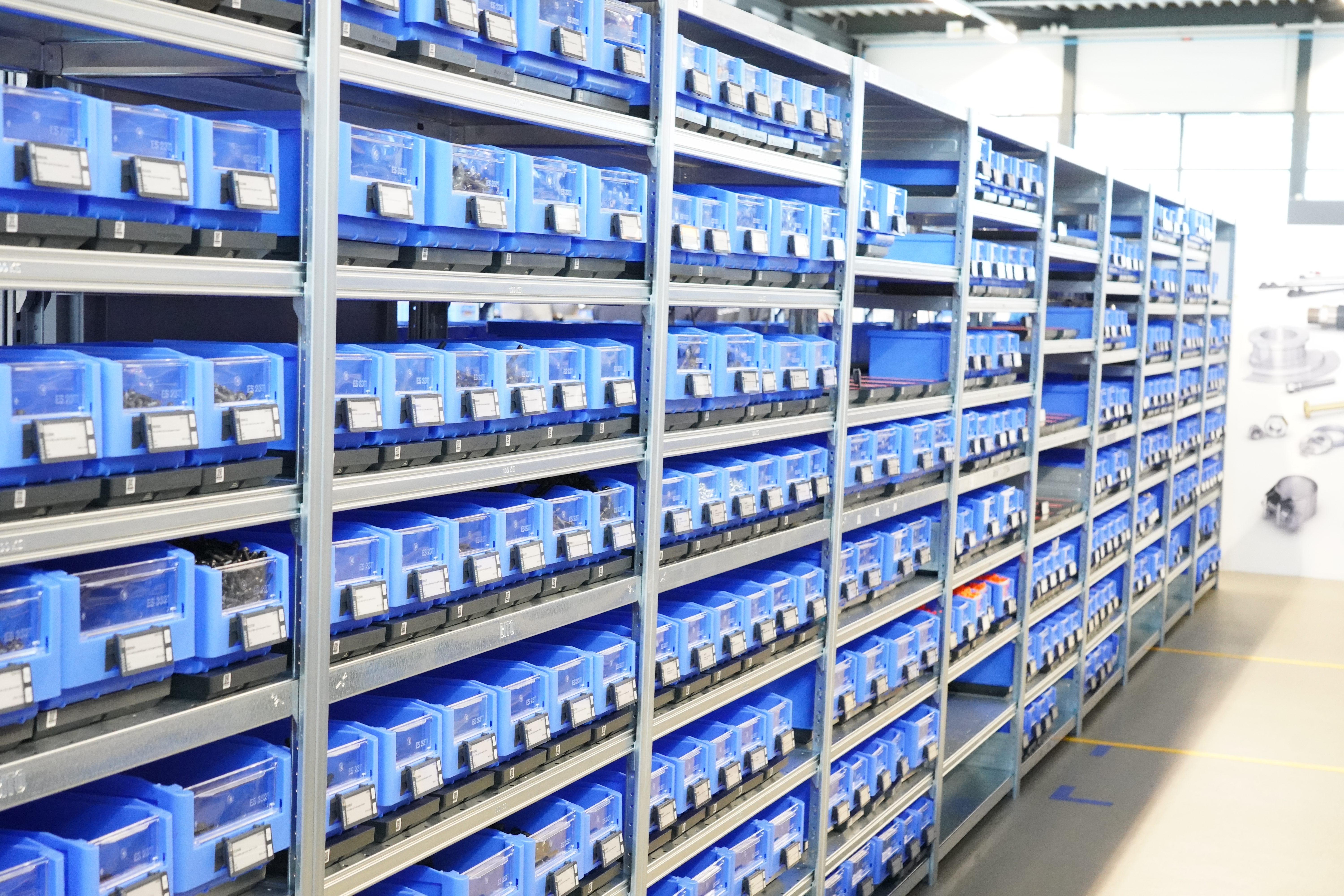 Một kệ trong siêu thị được trang bị hệ thống SmartBin Cloud để quản lý hàng tồn kho tự động.