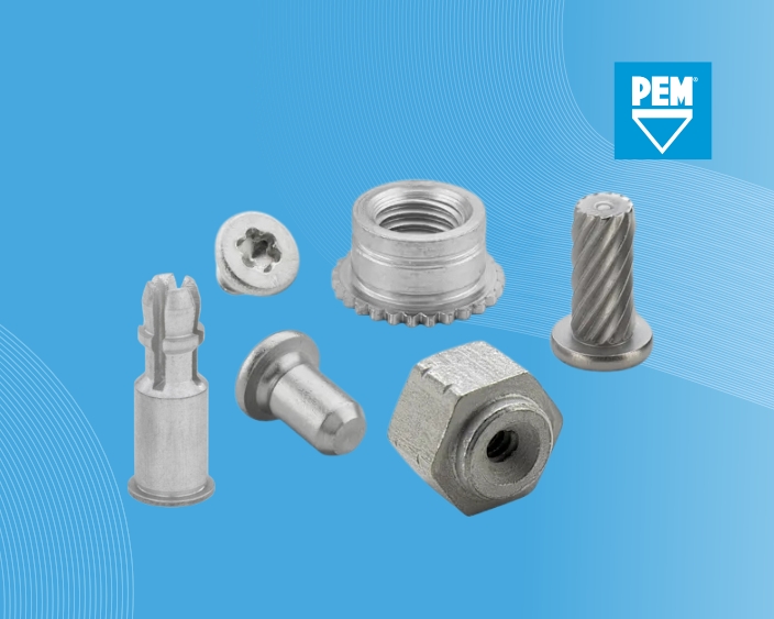 Mehrere metallische PEM® Einpressbefestiger in unterschiedlichen Formen und Größen auf blauem Hintergrund mit PEM® Logo.