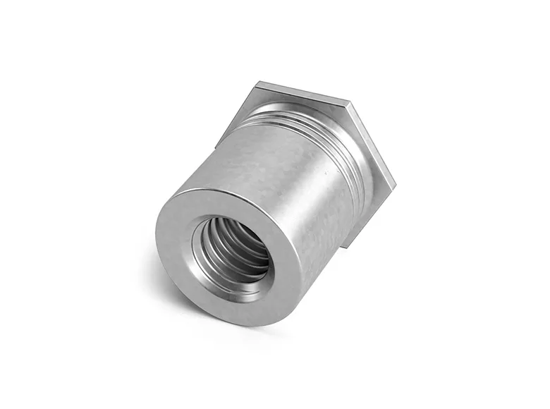 Nahaufnahme einer PEM Einpressgewindebuchse auf weißem Hintergrund.