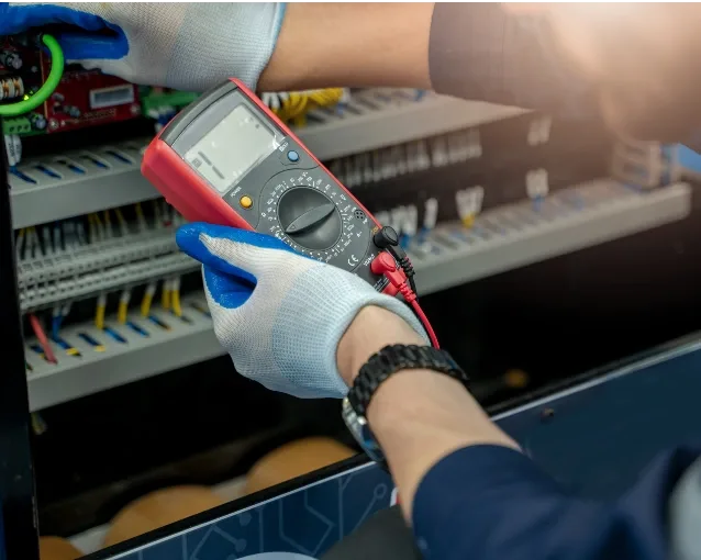 test af el materiel i eltavle med testapparat