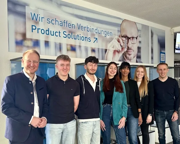 Der Geschäftsführer von Bossard Deutschland mit 6 jungen Menschen, die in einer Reihe stehen.