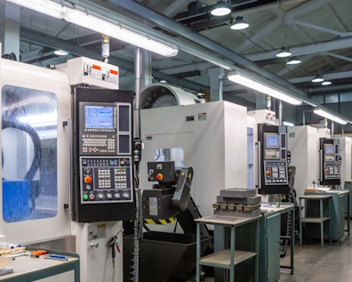 Moderne CNC maskiner i en produktionshal