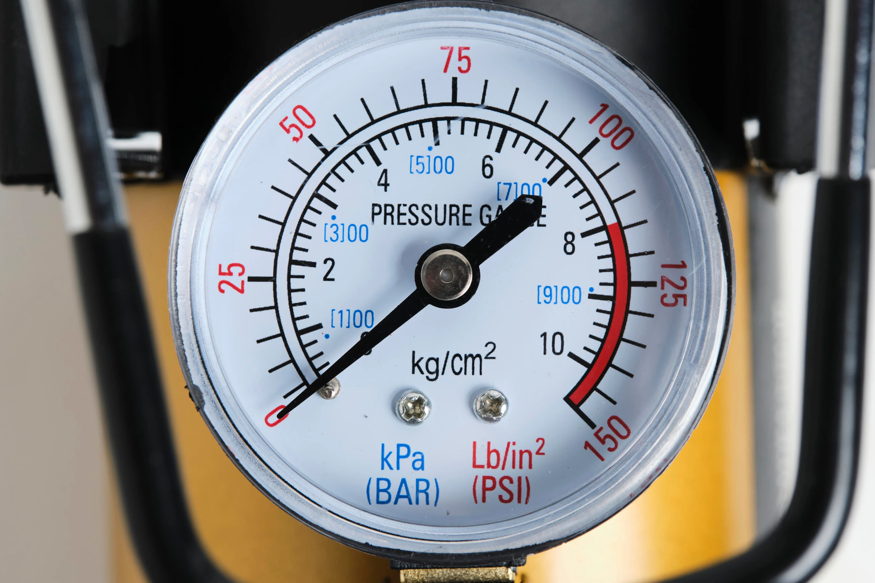 Scale of a pressure gauge in bar and psi
