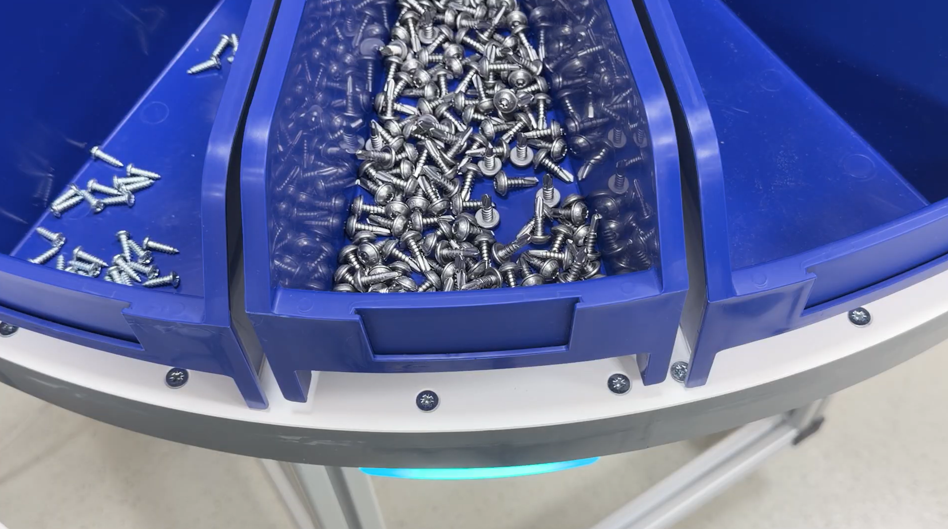 Detail modrých zásobníků Bossard SmartTower se šrouby uvnitř