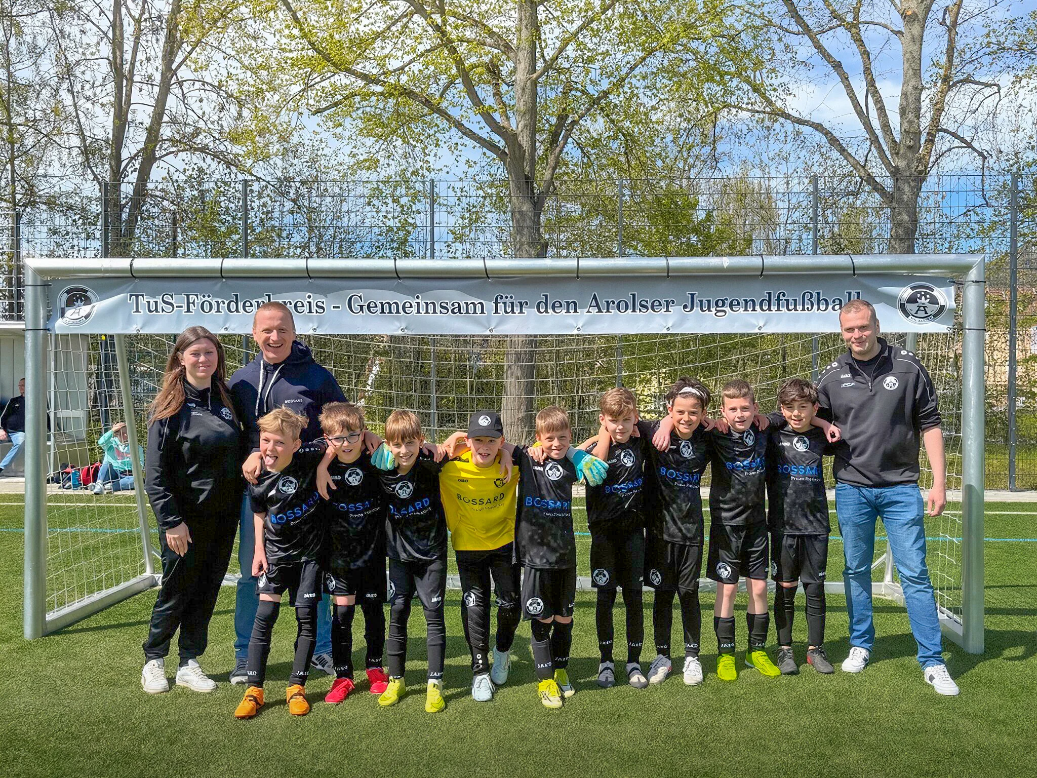 Gruppenfoto einer Jugendfußballmannschaft des TuS Bad Arolsen mit Betreuern vor einem Fußballtor.