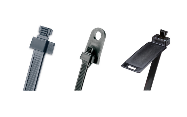 Trois attaches de câbles Panduit Sta-Strap noires avec différentes formes de tête sur fond blanc