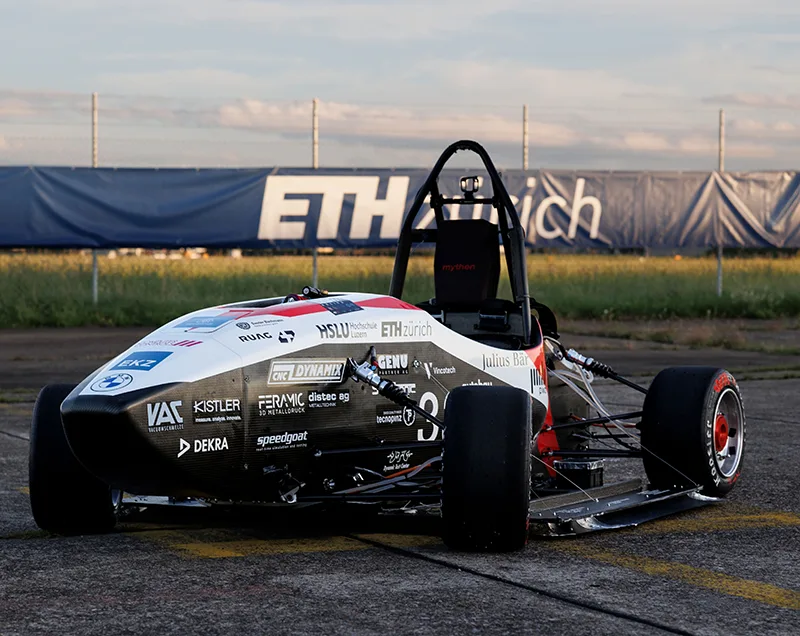Ein Elektro-Rennwagen auf der Rennstrecke