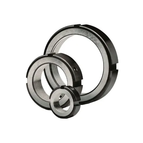 Trois écrous de précision FASTEKS Precisko de tailles différentes sur fond blanc