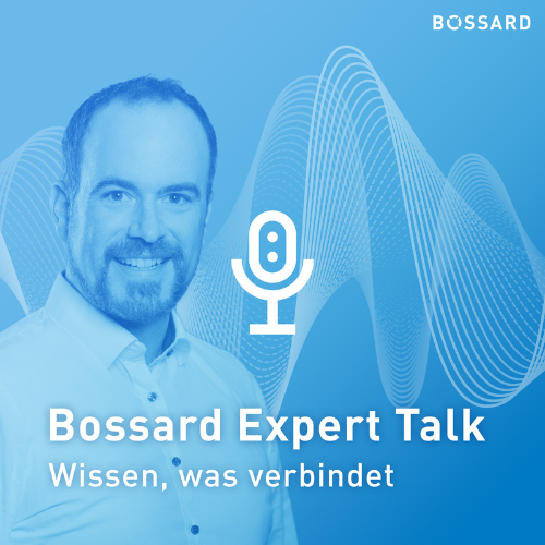 Porträt von Alexander Dobler vor einem blauen Hintergrund mit Klangwellen und Mikrofon-Symbol.