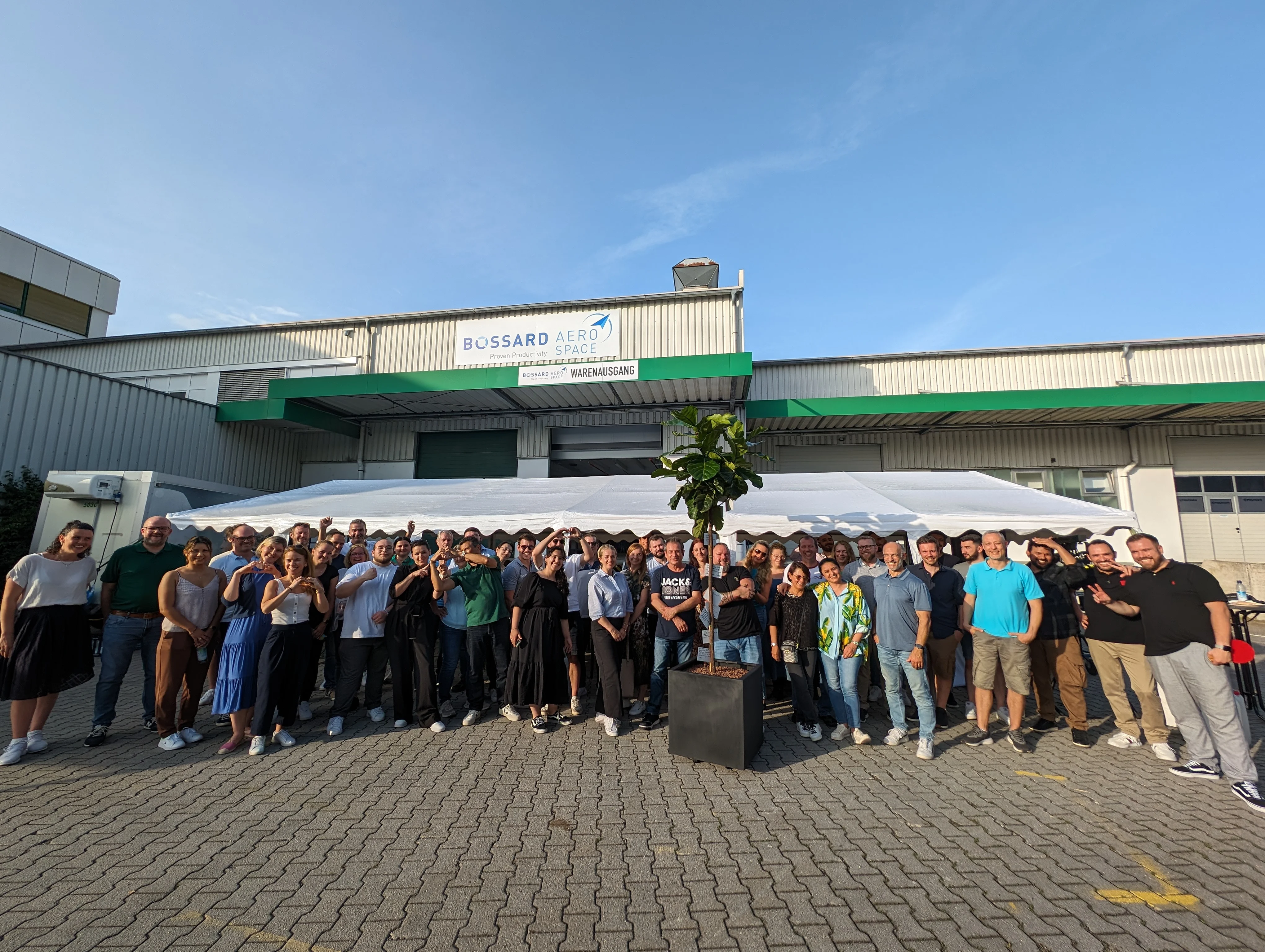 Team picture of Bossard Aerospace in front of the warehouse building