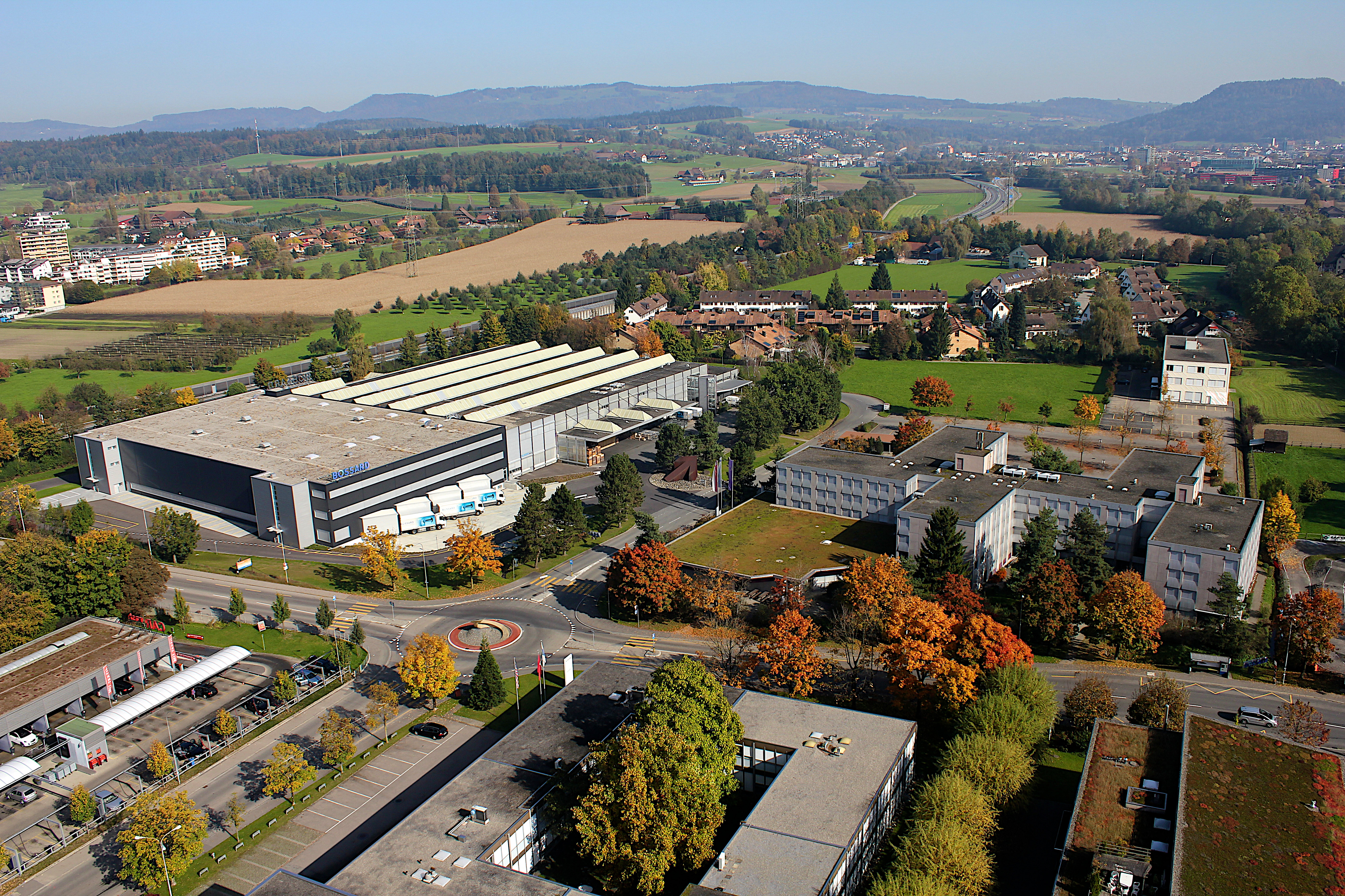 Het Bossard hoofdkantoor in Zug, Zwitserland in de herfst