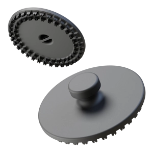 Zwei Multi-Material-Welding-Fügeteile aus Plastik auf weißem  Hintergrund