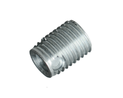 Inserto filettato metallico FASTEKS argento con foro laterale e serbatoio trucioli su sfondo bianco.