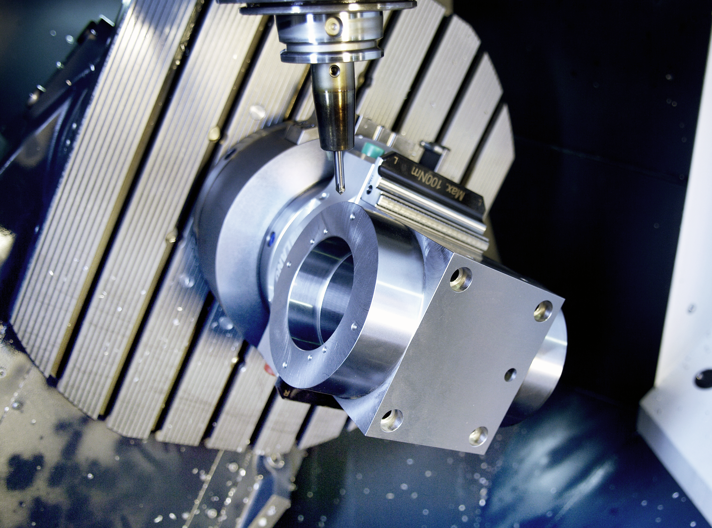 Nahaufnahme einer CNC-Maschine bei der Herstellung eines kundenspezifischen Luftfahrtteils