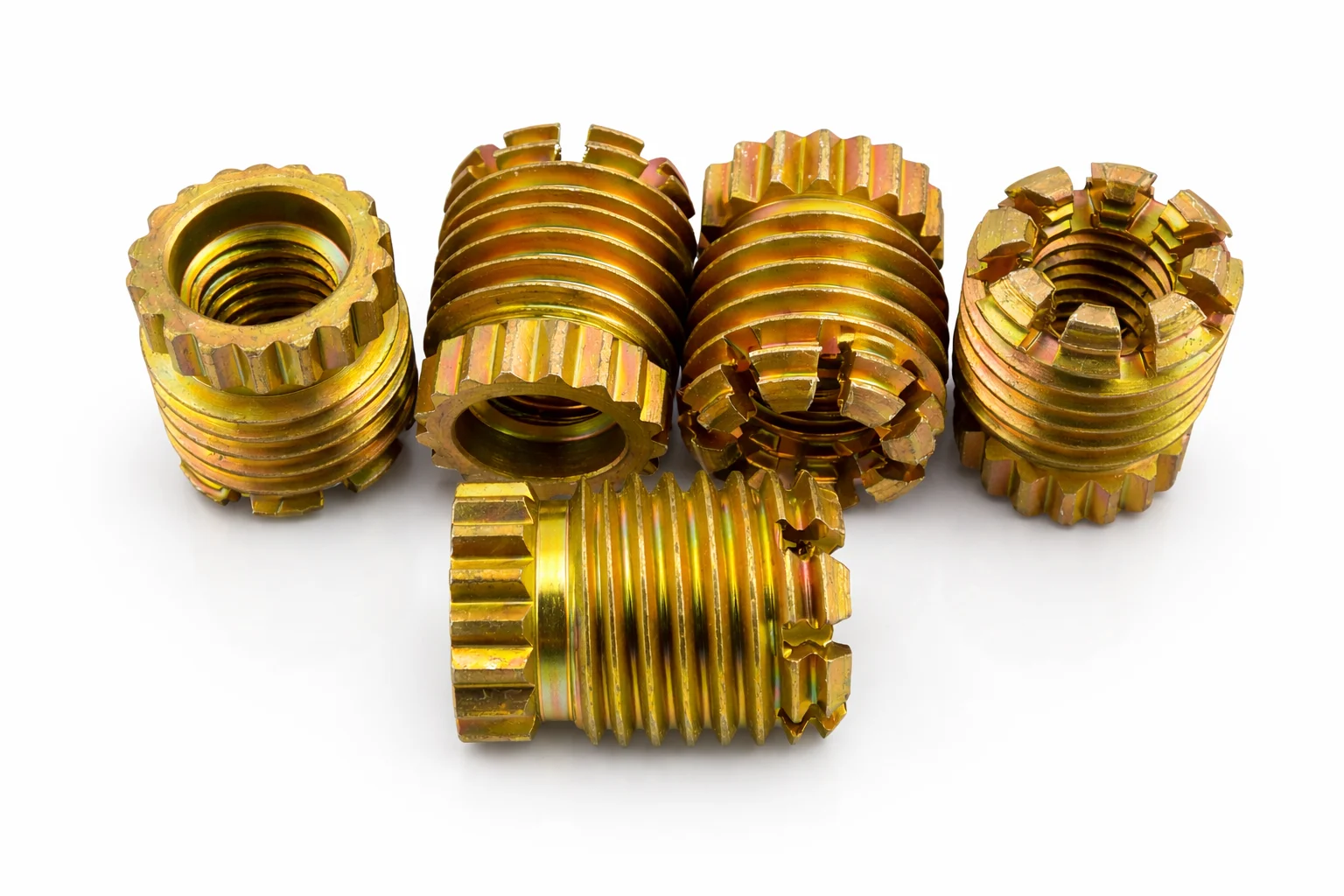 Gewindeeinsätze mit kathodischer Oberflächenbehandlung auf weissem Hintergrund