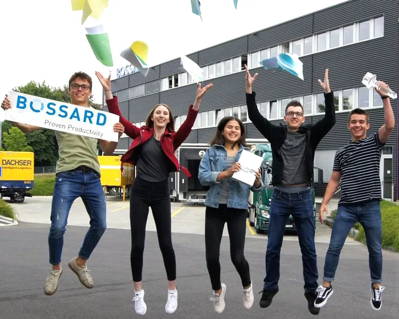 Teilnehmer eines Rennens versammeln sich auf der Strecke, bereit für den Start.