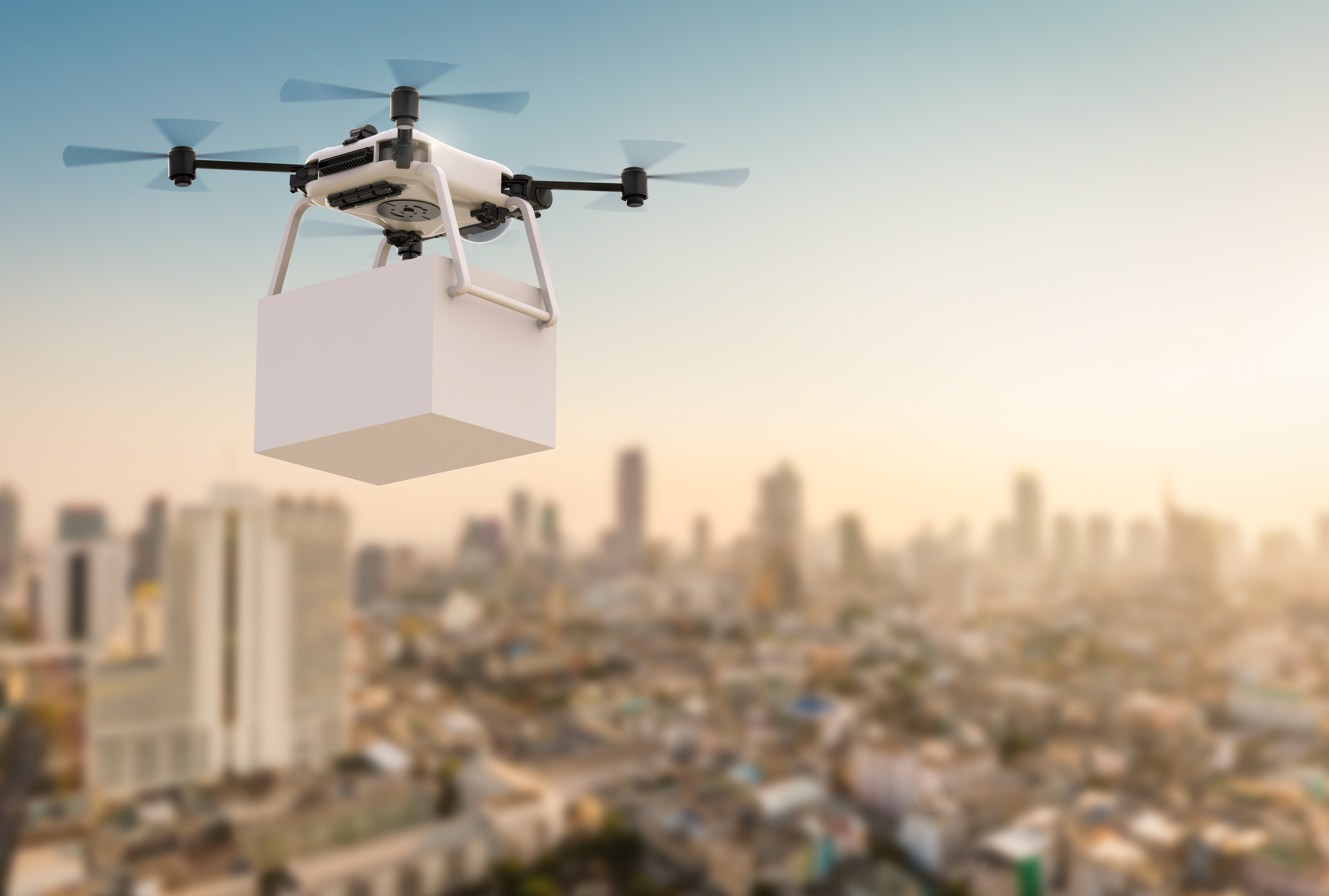 
En futuristisk drone svæver over en by, hvilket symboliserer fremskridtene inden for droneleveringsteknologi.