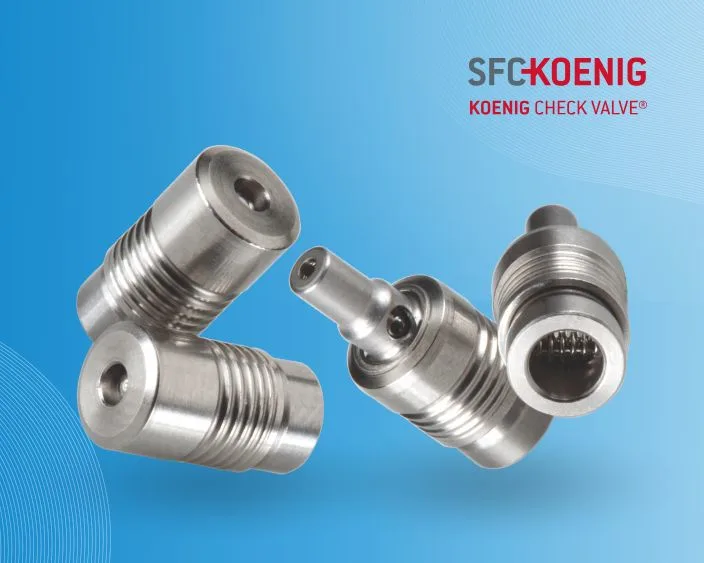 Vier Koenig Rückschlagventile auf blauem Verlaufshintergrund, rotes SFC Koenig Logo in der rechten oberen Ecke