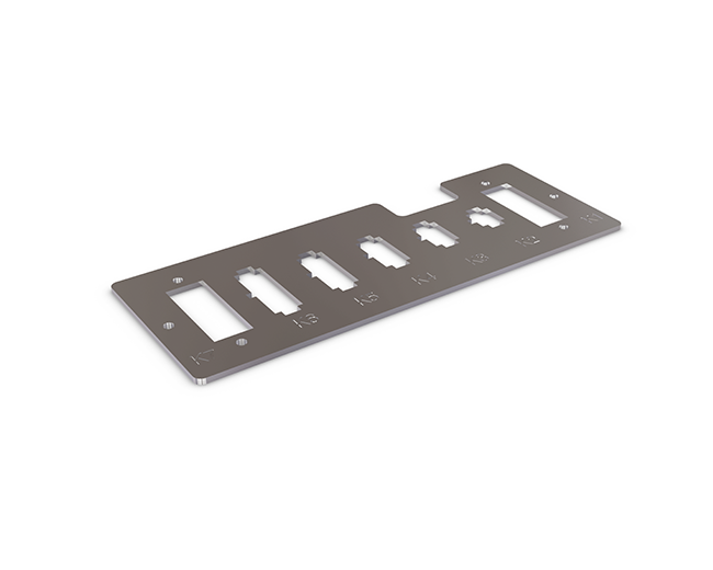 Support métallique avec plusieurs découpes rectangulaires et en trou de serrure, étiquetées K1 à K5, sur fond blanc.