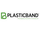 Logo con icono verde "PB", texto negro "PLASTICBAND" y lema "Innovadores en Sistemas de Embalaje" sobre fondo blanco.