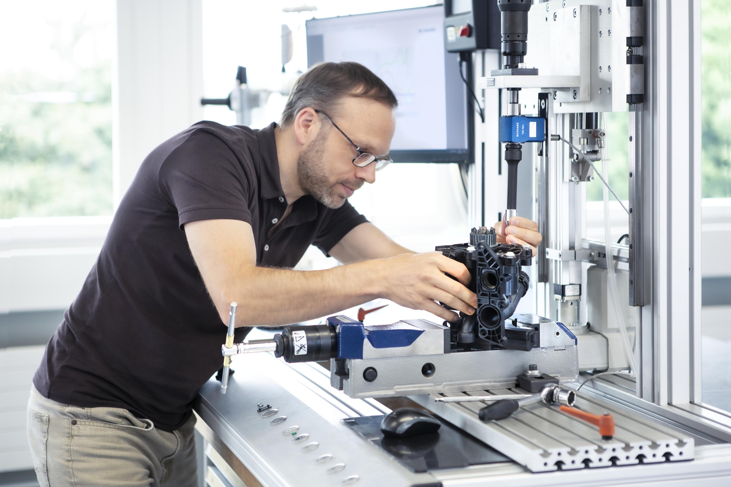 An engineer in the test lab is preparing an application for torque analysis.