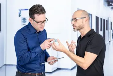 
Twee mensen bespreken het ontwerp van een bevestigingsmiddel.