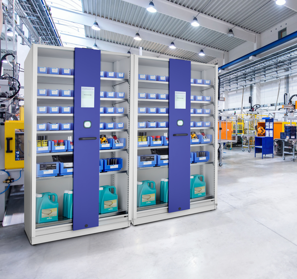 Due SmartLocker Bossard in un capannone industriale, che proteggono articoli sensibili da accessi non autorizzati.