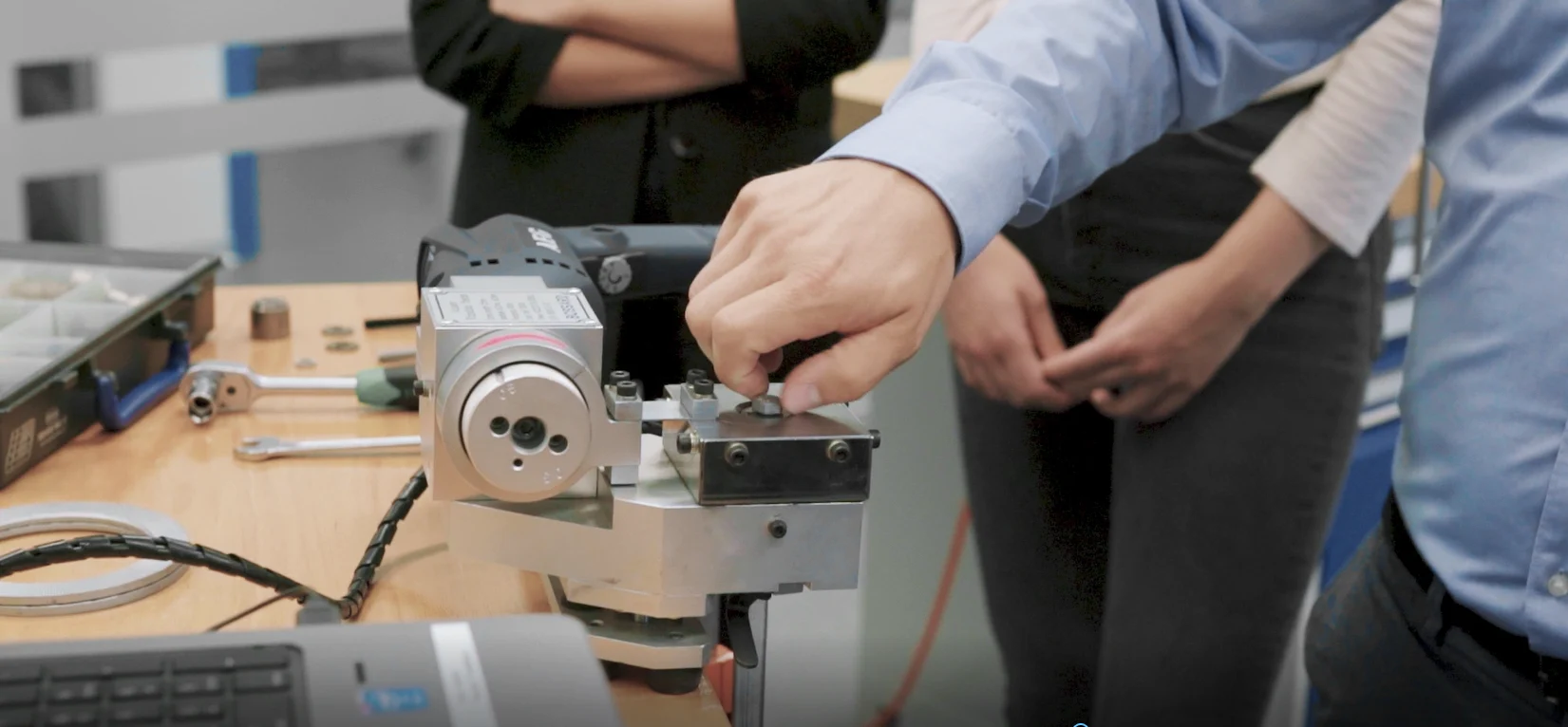 Ein Mann bedient eine Maschine, um ein Stück Metall zu schneiden.