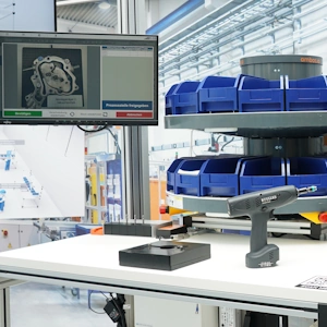 Hightech-automatisierte Arbeitsstation mit digitalen Bildschirmen und Lagersystem