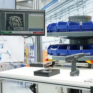 Hightech-automatisierte Arbeitsstation mit digitalen Bildschirmen und Lagersystem