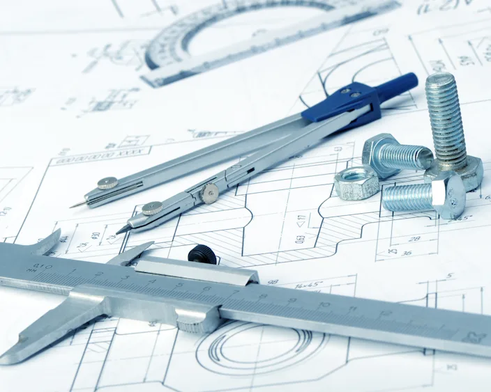 Technische Zeichnungen mit Messwerkzeugen und Verbindungselementen