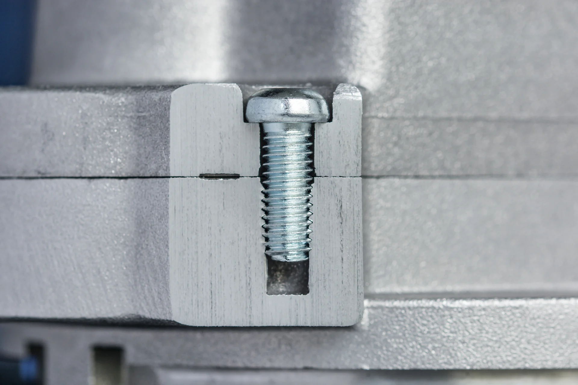 Eine gewindeformende Schraube ist sicher an einer metallischen Maschine montiert.