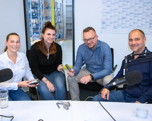 Jenny Kunze, Marcus Ritter und die Podcast-Moderatoren diskutieren Befestigungstechnik in einem Podcast