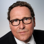 Portrait von Kay Brenning mit Brille und ernster Miene
