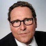 Portrait von Kay Brenning mit Brille und ernster Miene