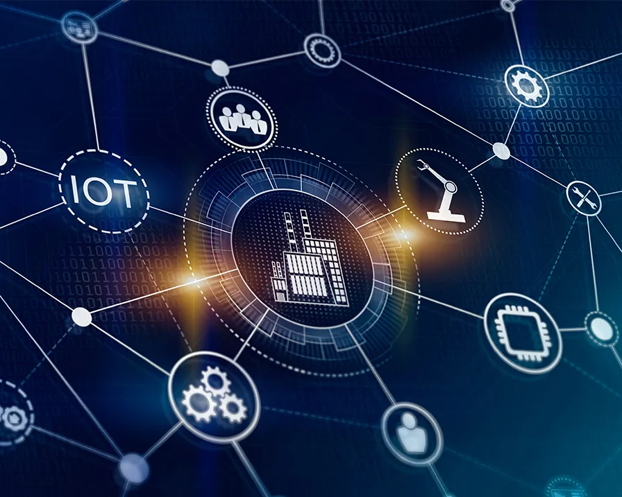 Una mano interactúa con una pantalla táctil digital que muestra gráficos de datos en azul y blanco, sugiriendo tecnología e innovación.