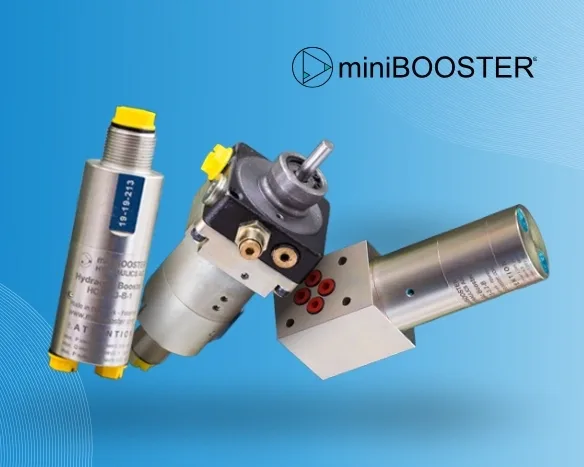 Verschiedene hydraulische Druckverstärker von miniBOOSTER auf einem blauen Farbverlaufshintergrund angezeigt.