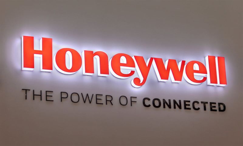 Leuchtendes Logo an der Wand "Honeywell The Power of Connected"
