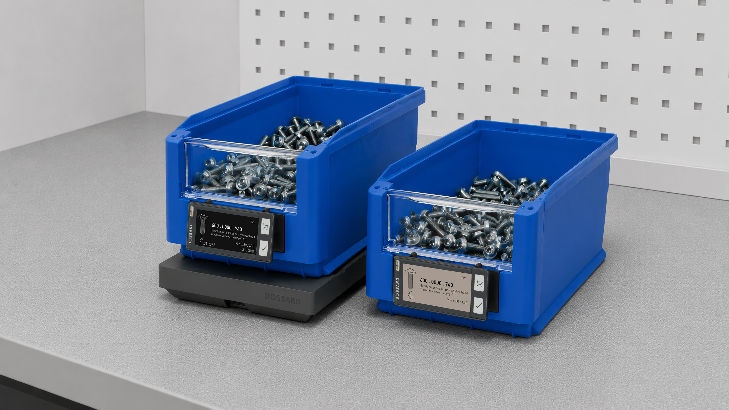 Deux bacs de stockage en plastique bleu remplis de vis, chacun avec une étiquette d'affichage numérique indiquant les numéros d'inventaire et les quantités.
