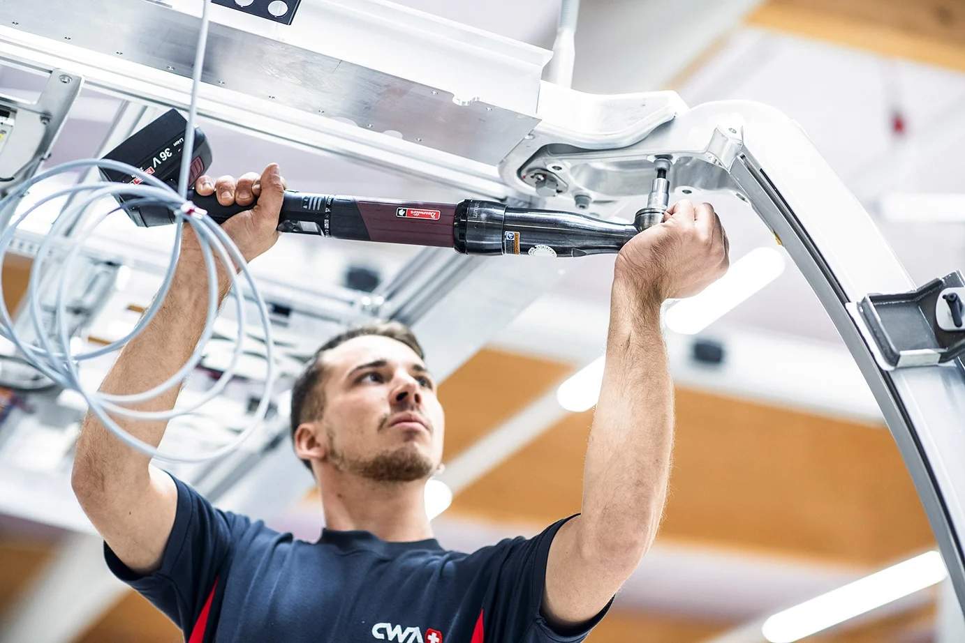 Ein Mann verwendet ein smart tool, um eine Schraube in Aluminium zu befestigen.