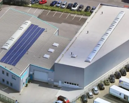 Luftbildaufnahme des Firmengebäudes von Bossard Deutschland in Velbert mit Solaranlage auf dem Dach und Parkplätzen