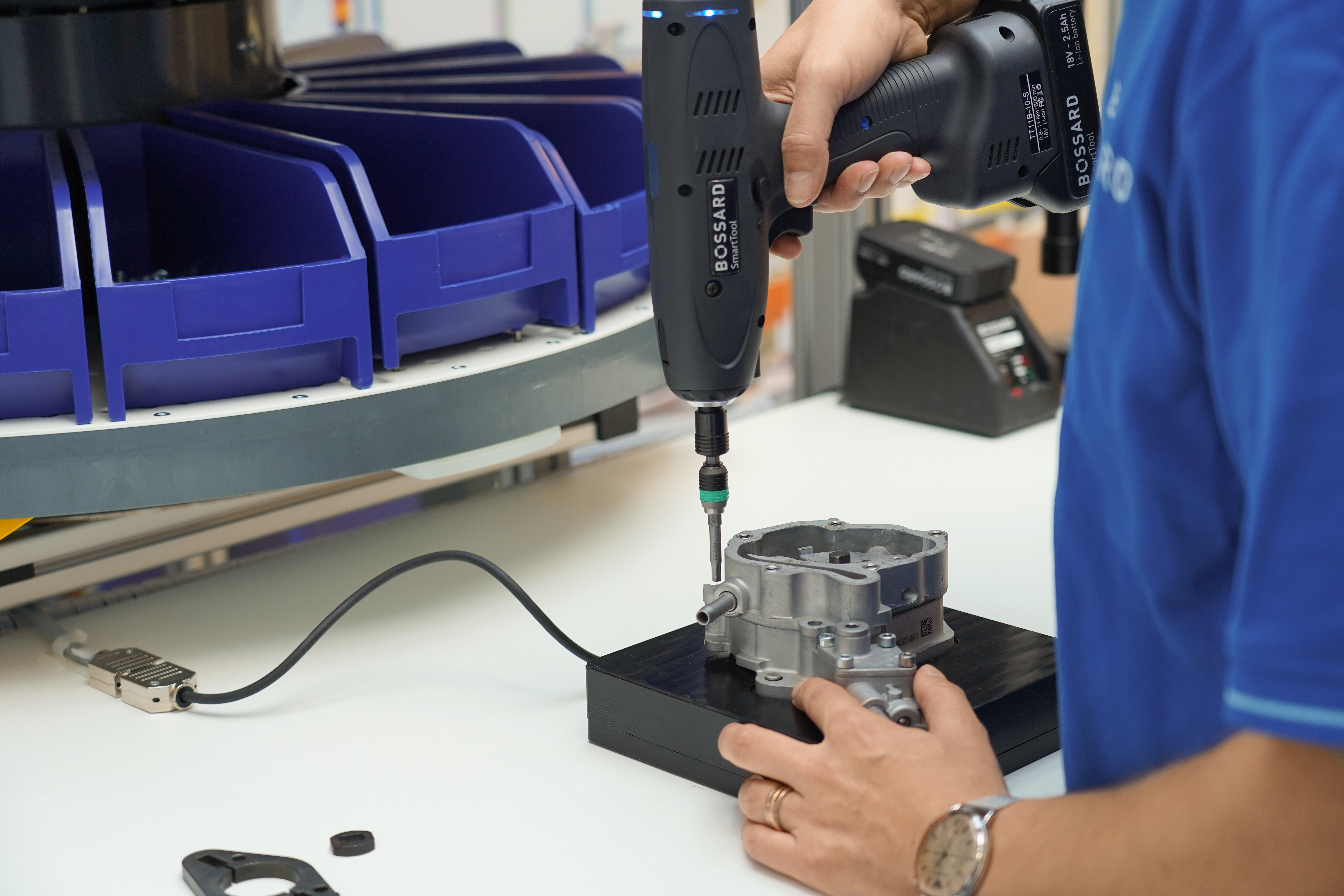 Montagestation med smart assembly tools og system